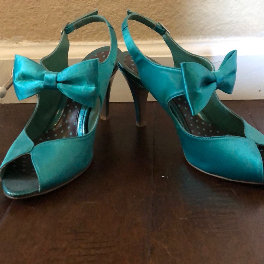 Blue bow heel shoes